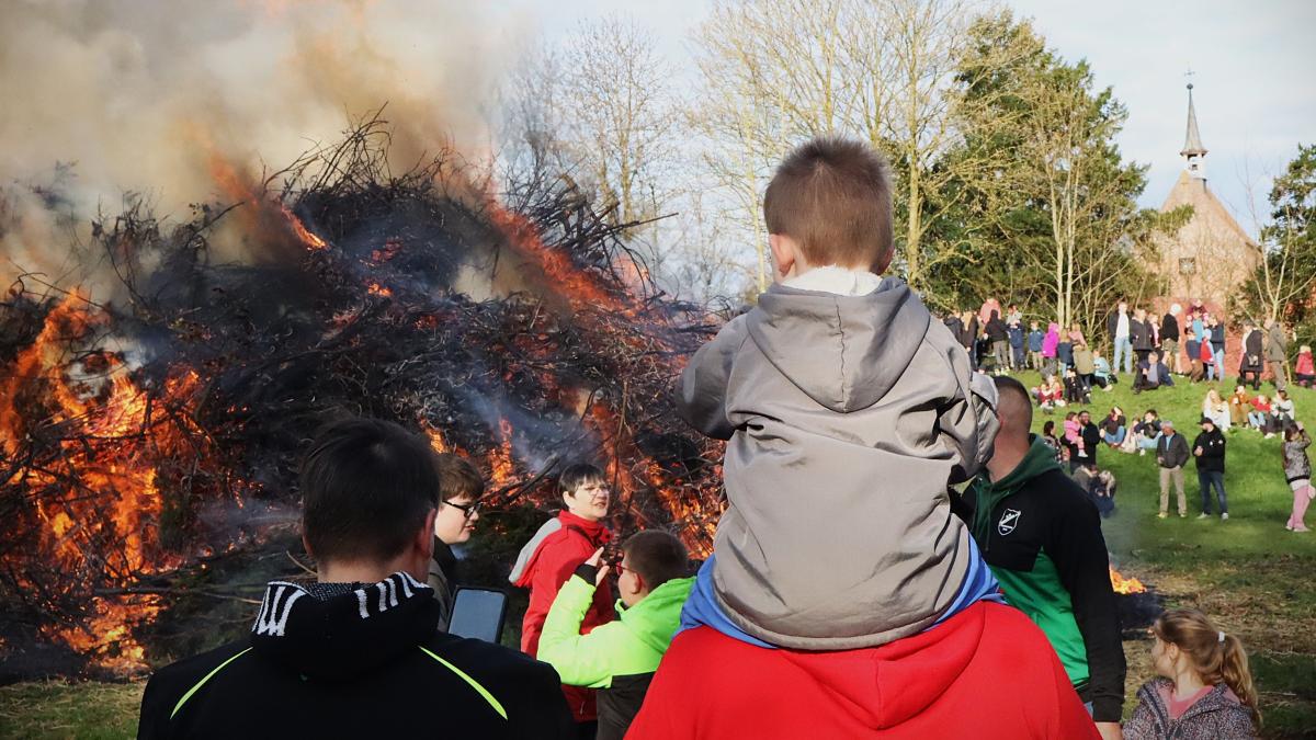Tausende besuchen Osterfeuer im Rheiderland mit Fackellauf