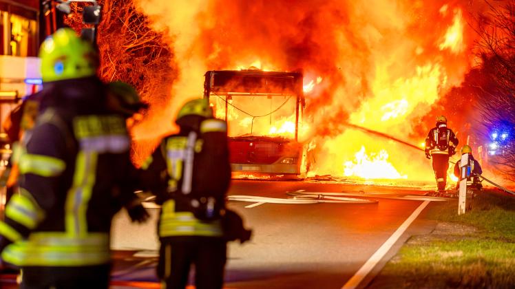 Bus-Brand bei Tarp: Gelenkbus brennt auf L247 vllig aus