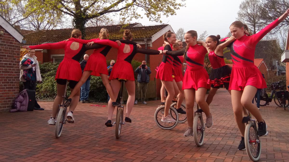Garden party in Bunde delights with perennial plant exchange and unicycle ...
