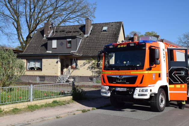 Feuer in Wedel: Gasbrenner setzt Efeu an Wohnhaus in Brand