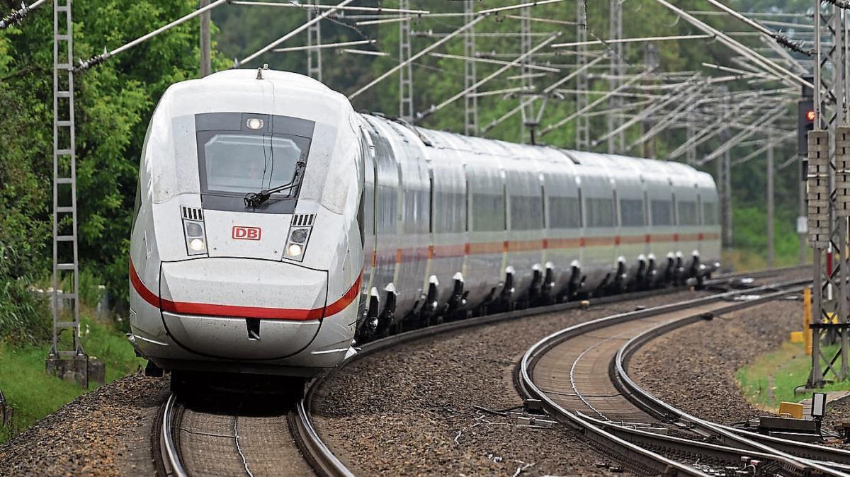 Man jumps onto ICE train in Osnabrück and rides on the running board