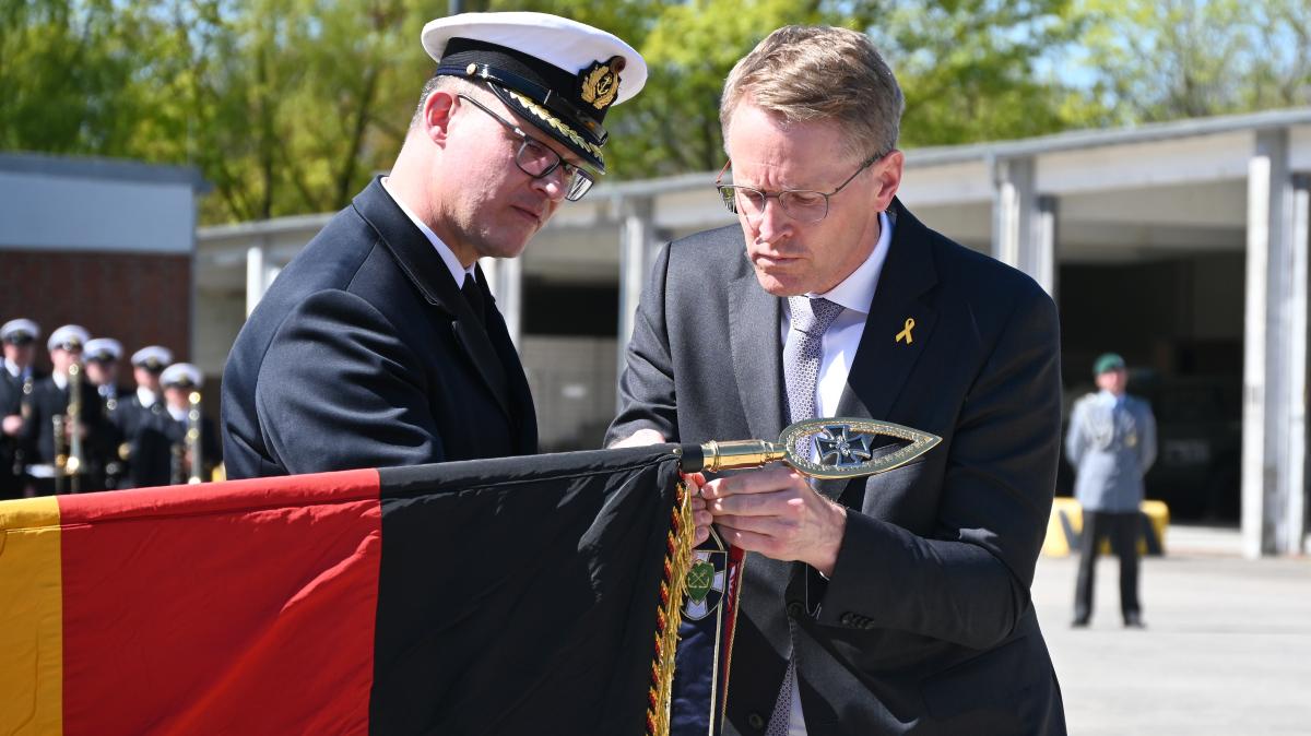 Bundeswehr in Eckernförde: Emotionale Verleihung des Fahnenbandes