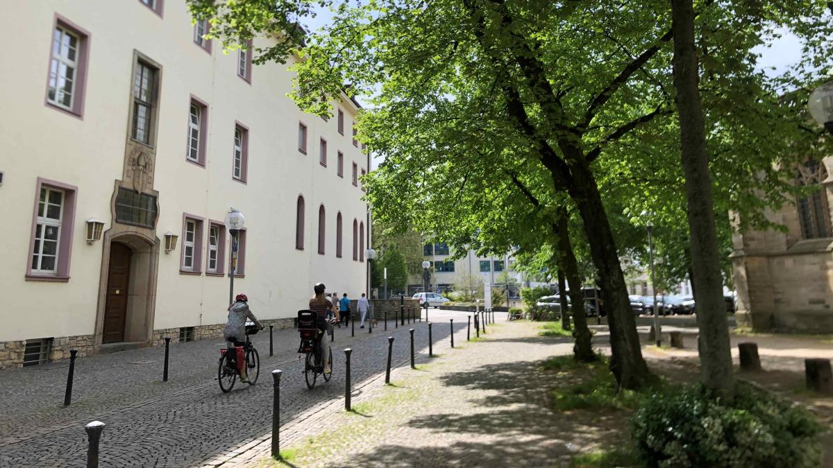 Alle zwei Minuten ein Bus: Kritik an Bustrasse Johannisfreiheit