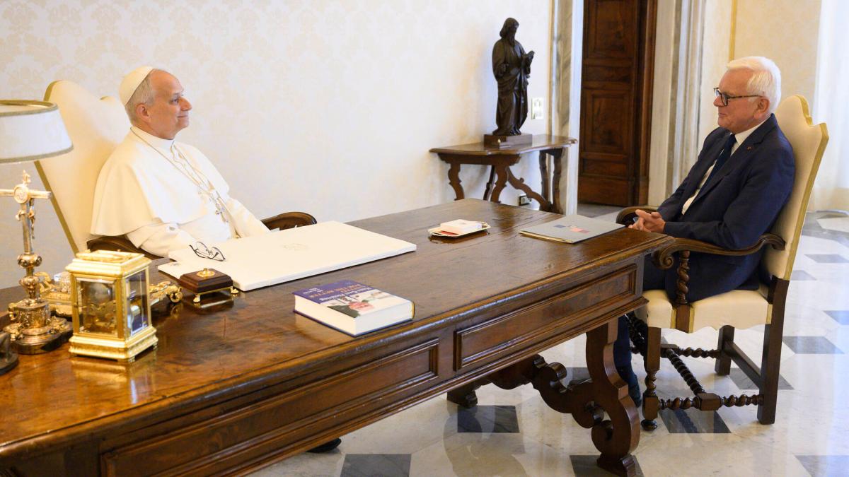 Audienz: Hans-Gert Pöttering bringt Papst Leo zum Lachen