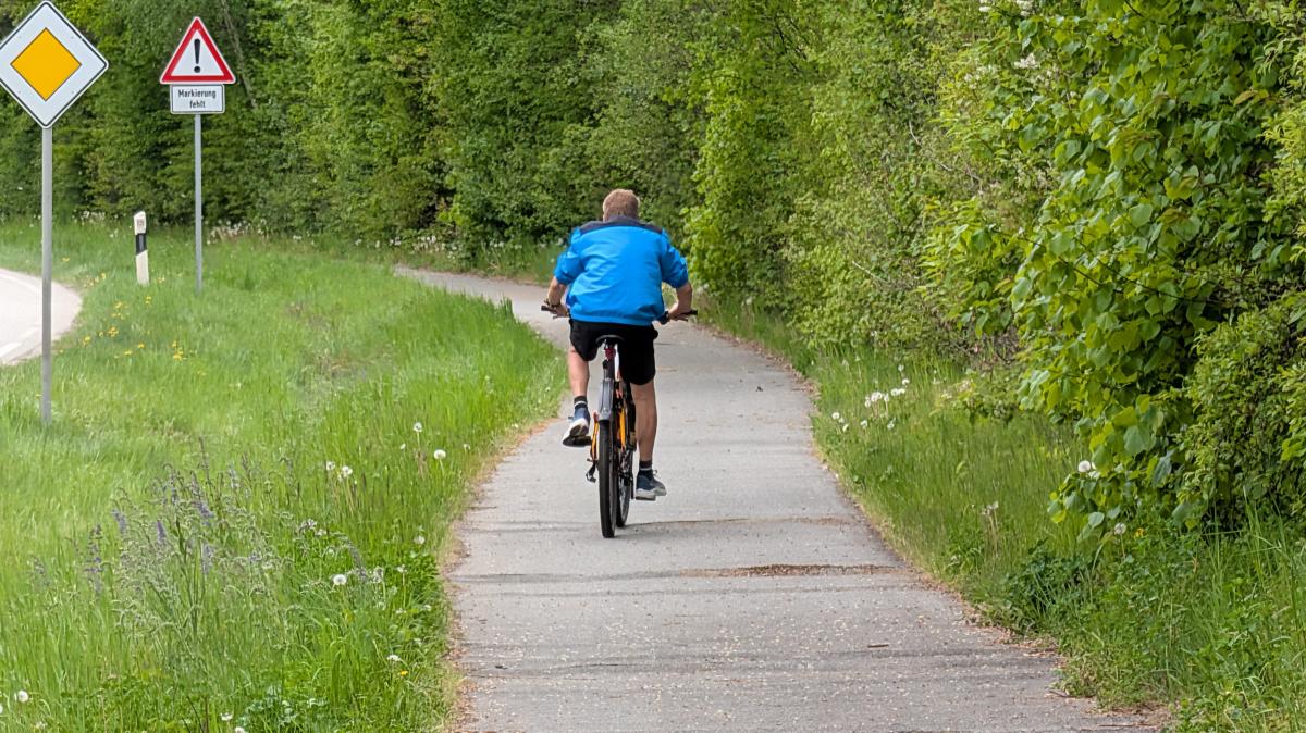 Kind stürzt auf Holper-Radweg und verletzt sich – dann stellt Behörde eine Warnung auf