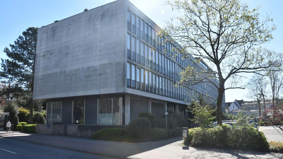 Elmshorn Rathaus Spur der Verwüstung in Elmshorn: Rathaus-Einbruch und Stein-Würfe