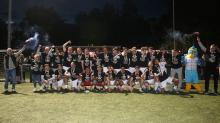So feierten die Spieler und Verantwortlichen des SC Rapid Lübeck am Freitag, 8. Mai, den Gewinn der Meisterschaft in der Landesliga Holstein.