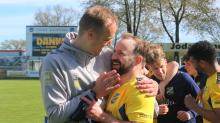 Zwei Gesichter des Erfolgs des SV Todesfelde: Trainer Björn Sörensen (links) feiert den vorzeitigen Gewinn der Oberliga-Meisterschaft mit Offensivmann Jan-Marc Schneider.