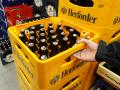 Der ikonische orangene  Bierkasten von Herforder Pils.