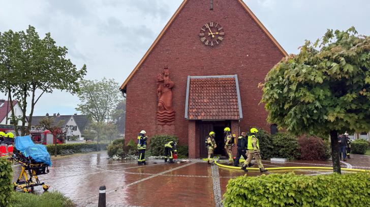Nach versuchter Brandstiftung ist die Feuerwehr zur St.-Christophorus-Kirche gerufen worden.
