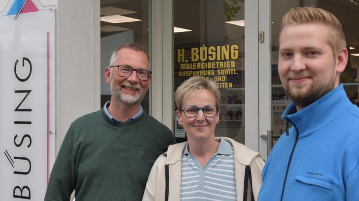 Carsten und Nicole Büsing (v.li.) freuen sich, dass mit ihrem Sohn Peer die vierte Generation des Familienunternehmens Heinrich Büsing GmbH in den Startlöchern steht.