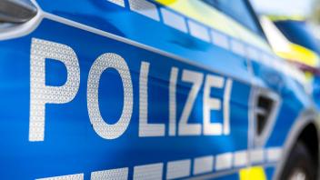 <p>An der Tür von einem Streifenwagen steht der Schriftzug «Polizei». (zu dpa: «Messerangriff auf Frau - Polizei sucht mutigen Helfer»)</p>