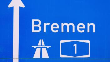 <p>Das Bild zeigt ein Verkehrsschild, das auf die A1 in Richtung Bremen hinweist.  (zu dpa: «Vermessungsarbeiten auf der A1 - Einspurig Richtung Bremen»)</p>