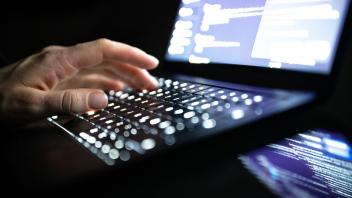 <p>Eine Person tippt mit den Fingern auf einer beleuchteten Laptop-Tastatur.  (zu dpa: «Hackerangriff auf Rezeptprüfer - Gesundheitsdaten in Gefahr?»)</p>