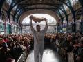 <p>Ein Metzger bietet während der alljährlichen Versteigerung auf dem Smithfield Market an Heiligabend ein Stück Fleisch an. Bei dieser Tradition, die jeden Heiligabend stattfindet, versteigern Metzger und Pförtner überschüssige erstklassige Fleischstücke zu einem reduzierten Preis. (zu dpa: «Britische Fleischexporte in die EU seit Brexit eingebrochen»)</p>
