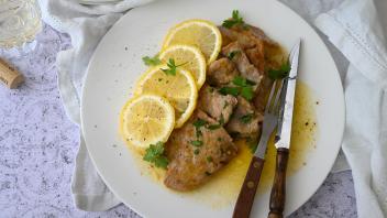 <p>Die handtellergroßen Kalbsschnitzel werden auf etwa 0,5 Zentimeter flach geklopft, mariniert und dann auf jeder Seite je 2 Minuten gebraten.   (zu dpa: «Zitronenkuss auf zarten Schnitzelchen: Scallopine al limone»)</p>
