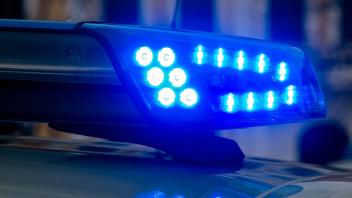 <p>Ein Blaulicht der Polizei leuchtet auf. (zu dpa: «Mehrere tödliche Unfälle in Niedersachsen»)</p>