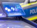 <p>Ein Blaulicht auf dem Dach eines Polizeifahrzeugs. (zu dpa: «Großeinsatz und Sperrung mitten in Hannover»)</p>