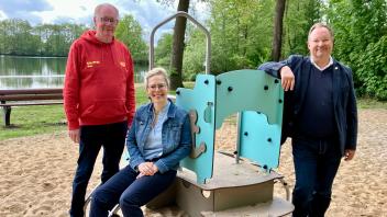 Mit modernen Spielgeräten, neuem Beachvolleyballfeld und zusätzlichen Sitzmöglichkeiten startet der Silbersee aufgewertet in die Badesaison: Darüber freuen sich (v. l.) Uwe Schweers von der DLRG, Fachdienstleiterin Ann-Kathrin Dannemann und Bürgermeister Stephan Korte beim Rundgang am See.