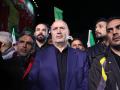 <p>Der Präsident des iranischen Fußballverbands, Mehdi Tadsch (M), nimmt an einer Empfangszeremonie für Mitglieder der iranischen Frauenfußballnationalmannschaft auf dem Valiasr-Platz in Teheran teil, nachdem diese am AFC Women's Asian Cup in Australien teilgenommen haben. Mehdi Tadsch nannte Bedingungen für eine WM-Teilnahme des Iran. (zu dpa: «FIFA-Treffen mit Iran: Unterstützung für WM zugesagt»)</p>