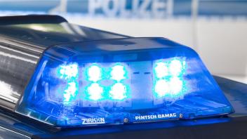 <p>Ein Blaulicht leuchtet auf dem Dach eines Polizeiwagens. (zu dpa: «Vollsperrung auf A39 – Lkw-Ladung stürzt auf Fahrbahn»)</p>