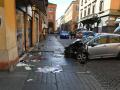 <p>Ein schwer beschädigtes Auton steht nach einem Unfall in einer Straße in Modena. Ein Mann war mit dem Auto in eine Menschenmenge gefahren. Acht Menschen seien verletzt worden, davon vier schwer, sagte der Bürgermeister der Stadt. (zu dpa: «Autoraser in Modena: Deutsche Touristin unter Verletzten»)</p>