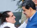 <p>Nicolás Maduro (r), Präsident von Venezuela, begrüßt Alex Saab, kolumbianischer Geschäftsmann. Die Regierung von US-Präsident Joe Biden hat einen Vertrauten von Venezuelas Staatschef Maduro aus dem Gefängnis entlassen.  (Wiederholung mit verändertem Bildausschnitt) (zu dpa: «Venezuela liefert Vertrauten Maduros an die USA aus»)</p>