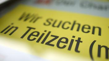 <p>Eine Stellenanzeige hängt in einem Schaufenster. (zu dpa: «Iran-Krieg hinterlässt Spuren auf Europas Stellenmärkten»)</p>