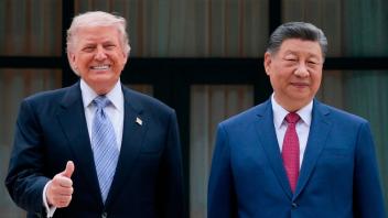 <p>US-Präsident Donald Trump (l) posiert für ein Foto mit dem chinesischen Präsidenten Xi Jinping während eines Besuchs im Zhongnanhai-Garten. (zu dpa: «Nach Gipfel mit Trump: China sieht Fortschritte beim Handel»)</p>