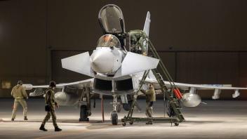 <p>Das Handout, herausgegeben vom Verteidigungsministerium, zeigt RAF Typhoons der 11 Squadron, stationiert auf RAF Coningsby, bei der Ankunft auf dem Luftwaffenstützpunkt Dukhan in Katar. (zu dpa: «London bringt kostengünstigere Drohnenabwehr in Nahen Osten»)</p>