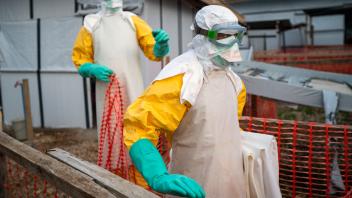 <p>Helfer kommen in Schutzanzügen zu ihrer Schicht in einem Behandlungszentrum mit Ebola-Erkrankten. In der Demokratischen Republik Kongo ist erneut das Ebola-Virus ausgebrochen. Archivbild. (zu dpa: «Kongo und Uganda: WHO ruft wegen Ebola-Ausbruchs Alarm aus»)</p>