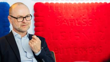 <p>Alexander Kühnen, CEO der Firma Bahlsen, sitzt in seinem Büro bei einem Interview mit der Deutschen Presse-Agentur - an der Wand hinter ihm hängen überdimensionale bunte Leibniz-Kekse. (zu dpa: «Bahlsen-Chef zieht Grenze zur AfD – und fordert mehr Haltung»)</p>