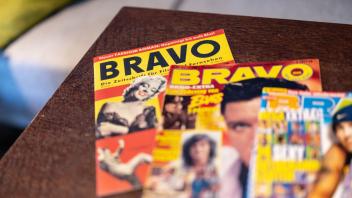 <p>Ausgaben der "Bravo" liegen auf einem Tisch in einem Café. Die Ausgabe mit Marilyn Monroe ist die erste Ausgabe der Zeitschrift vom 26.08.1956. (zu dpa: «Pop-Bibel oder manipulativ? – Dokus zu 70 Jahren «Bravo»»)</p>