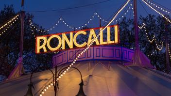 <p>Blick auf das Zelt vom Circus Roncalli auf dem Neumarkt. Das Circus-Theater feiert das 50-jährige Bestehen mit einer Jubiläumstour. (zu dpa: «Traumwelt in der Manege - 50 Jahre Circus Roncalli»)</p>