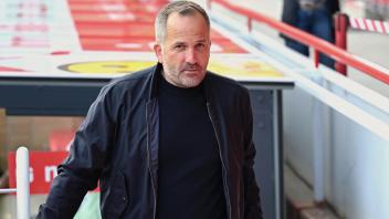 <p>Fußball, Männer: Bundesliga, 1. FC Union Berlin - FC Augsburg, 34. Spieltag, An der Alten Försterei, Trainer Manuel Baum (FC Augsburg) geht vor dem Spiel die Treppe hinunter zur Kabine. (zu dpa: «Baum lässt Zukunft beim FC Augsburg offen: «Gefühl habe ich»»)</p>