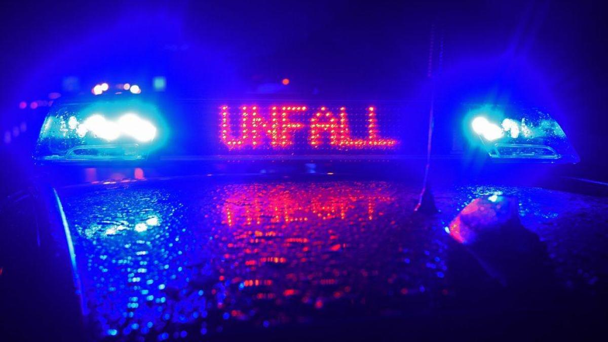 20-year-old crashes into tree - | passenger seriously injured