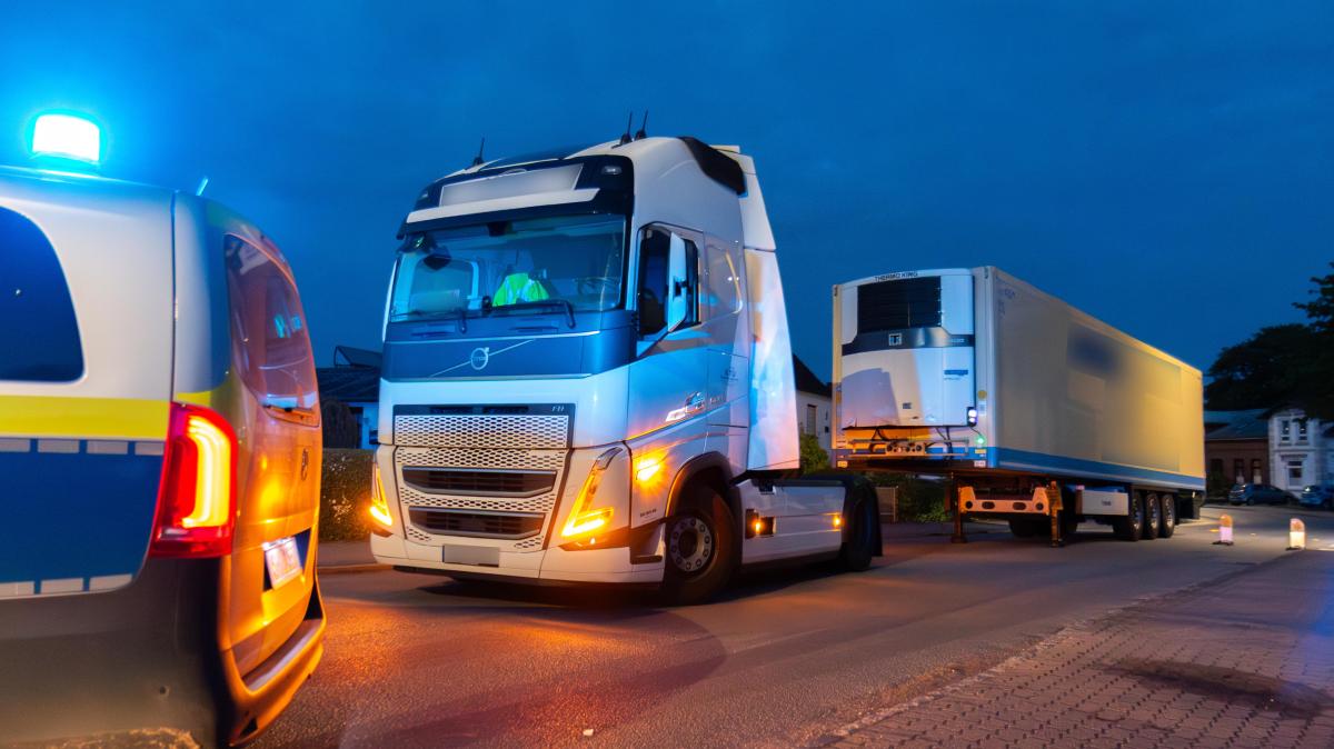L23 near Satrup: Meat trailer threatens to fall after accident