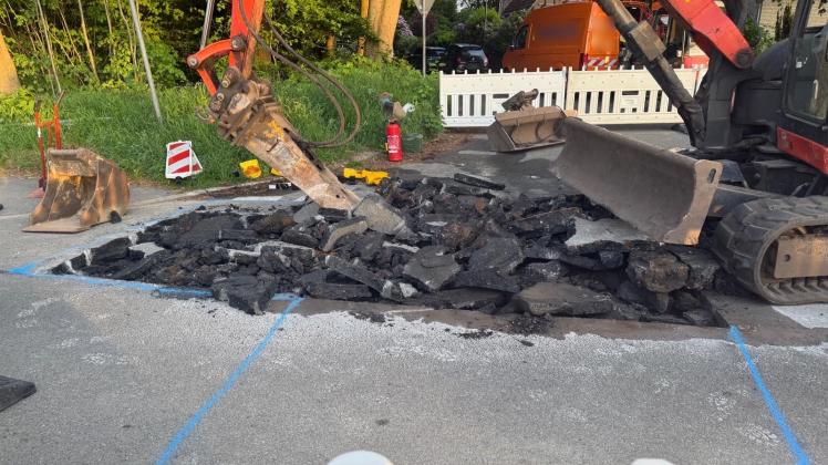 Nachdem eine Gasleitung beschädigt wurde, ist die Hauptstraße in Bokholt-Hanredder gesperrt worden.