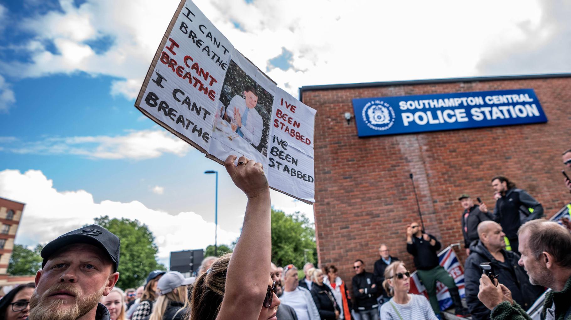 Erinnerungen an George Floyd: Polizeifehler löst Rassismus-Debatte in Großbritannien aus