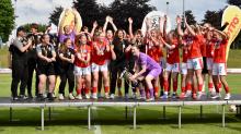 Zum neunten Mal sicherte sich Holstein Kiel den SHFV-Pokal bei den Frauen. Torfrau Emma Nentwich (lila Dress, mit dem „Pott“ in den Händen) und ihr Team gewannen das Finale gegen den Regionalligarivalen SV Henstedt-Ulzburg klar mit 5:1.