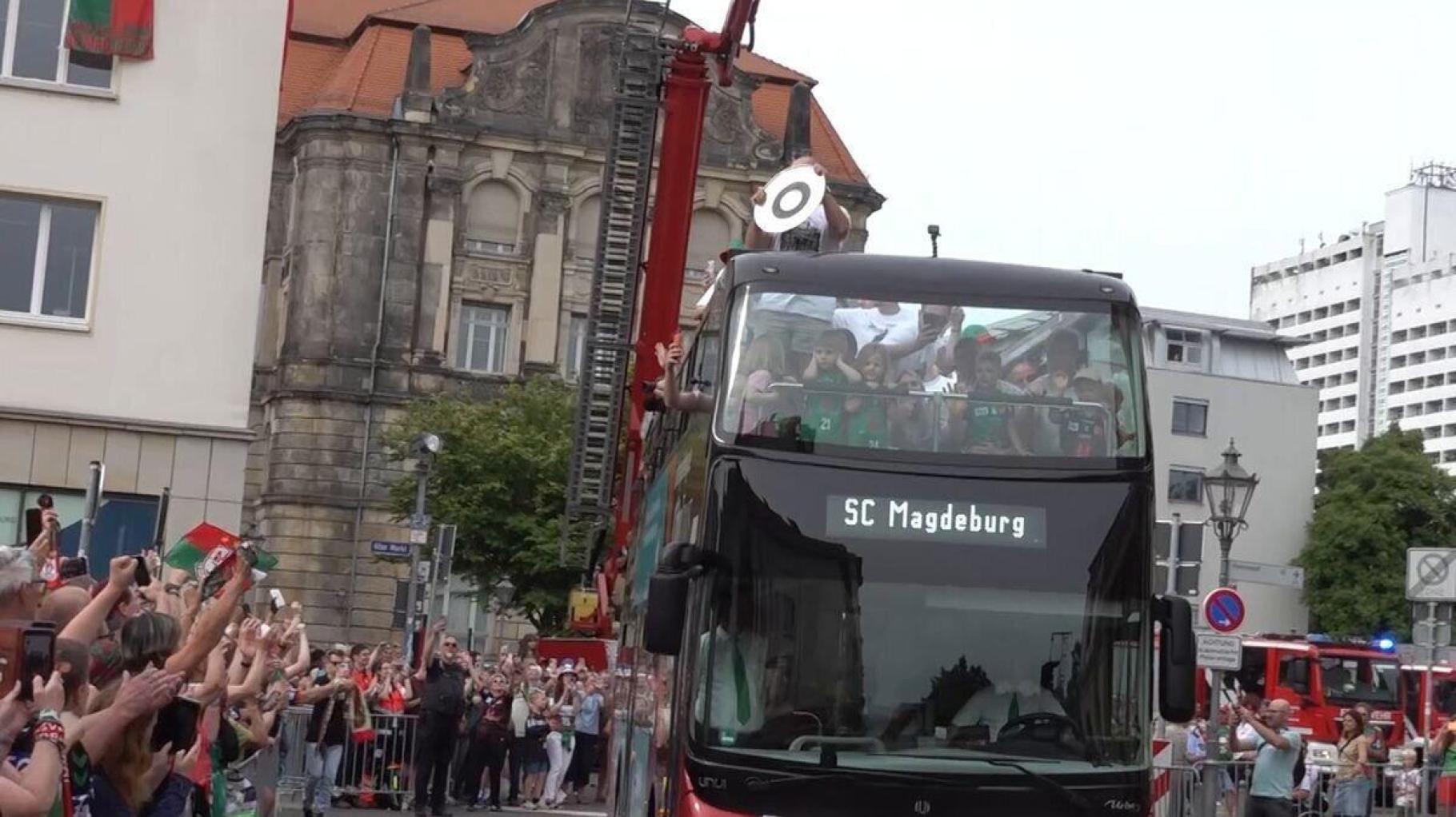 Meisterjubel in Magdeburg: Fans feiern ihr Team