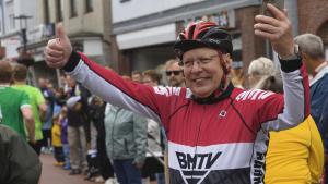Bernd Mähnss schickt die Fünf-Kilometer-Läufer mit Daumen hoch auf die Strecke.