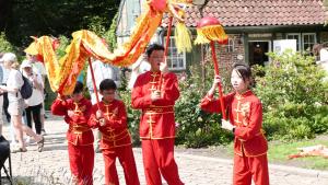 Die Kinder vom Deutsch-Chinesischen Gymnasium eröffneten die Länderwochen mit einem Löwentanz...