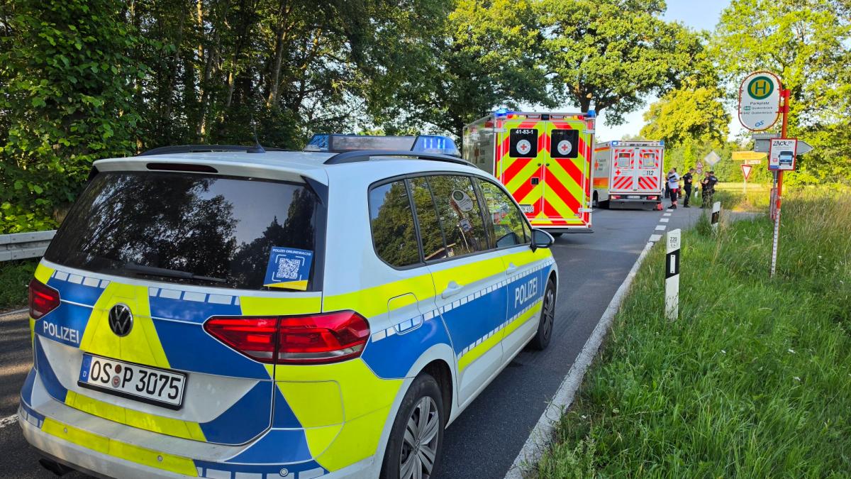 Schwerer-Unfall-in-Menslage-Motorradfahrer-und-Radfahrer-sto-en-zusammen
