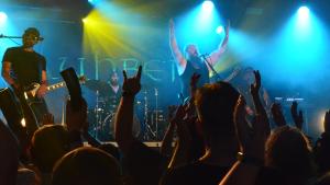 In ihrem melodiösen hardrockigen Party-Folk kamen die harten Mittelalterklänge nicht zu kurz: Die Band „Rauhbein“ sorgte zur Prime Time am ersten Auftrittsabend spielfreudig schon für riesige Stimmung.