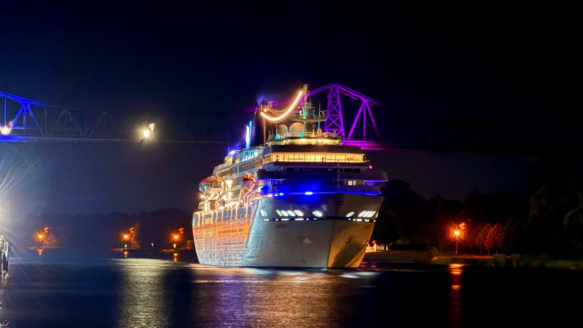 Dream ship MS Amadea at night in the Kiel Canal: Sea of lights in ...