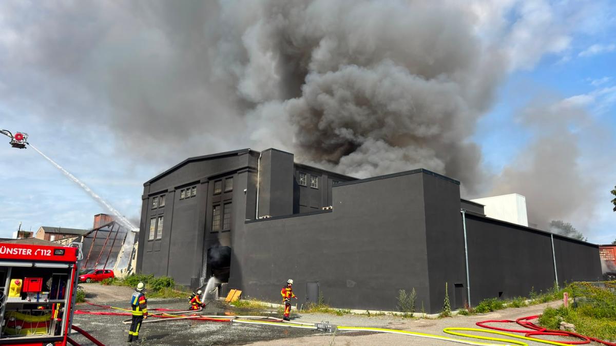Dichter Qualm über Neumünster nach Brand in einer Lagerhalle