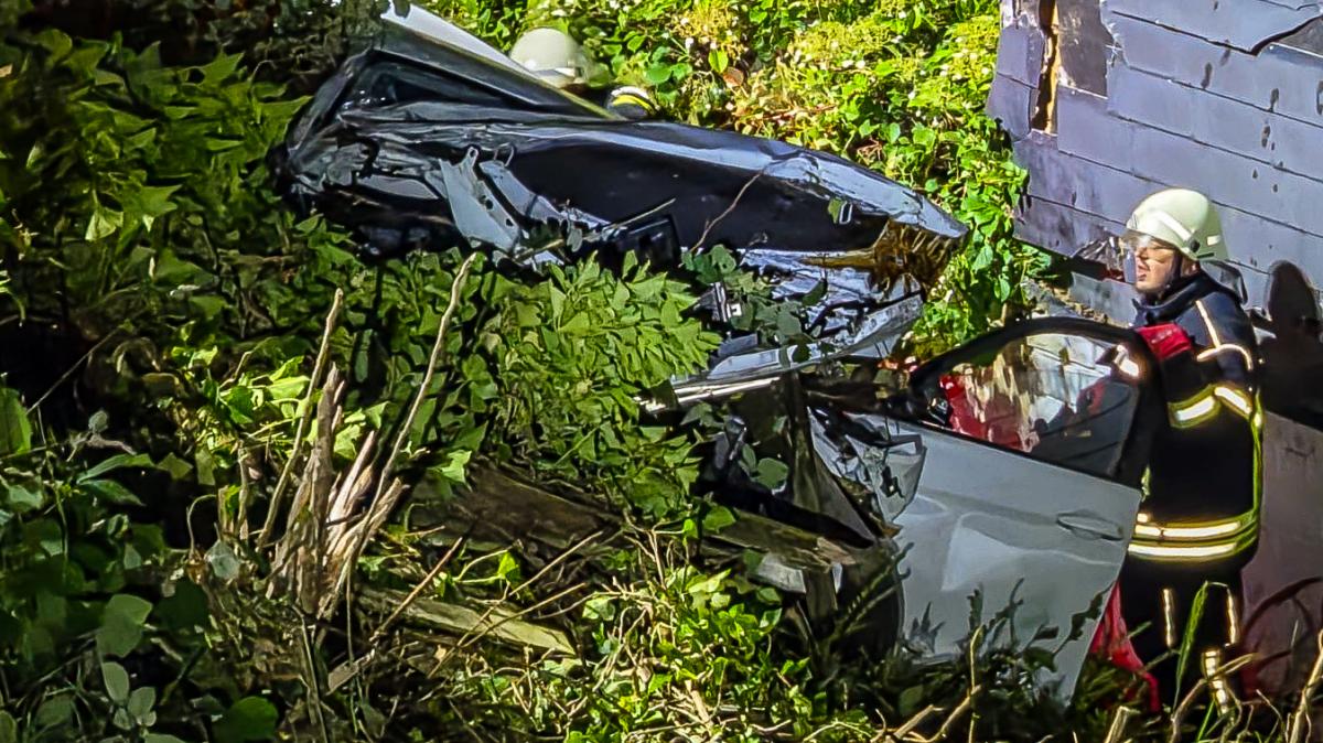 Accident in Glücksburg: Car crashes into house wall