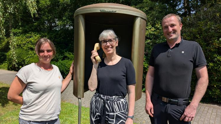 Pastorin Karin Johannigmann (Mitte) ist begeistert vom Windtelefon auf dem evangelischen Friedhof. Friedhofsverwalter Nils Maack und dessen Stellvertreterin Bianca Rohde zeigten ihr die neue Sehenswürdigkeit.