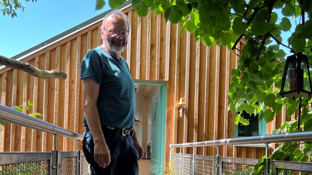A house like a ship: Seaman builds himself a special tiny house